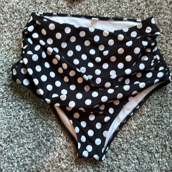 Bikini set size medium women’s. Red bikini top black and white polka dot bottoms - Picture 3 of 9